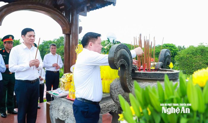 Bí thư Tỉnh ủy Nghệ An Nguyễn Khắc Thận dâng hương tại Đài tưởng niệm Thành cổ Quảng Trị. Ảnh: Thành Duy