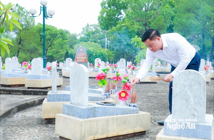 Bí thư Tỉnh ủy Nguyễn Khắc Thận thắp hương tại phần mộ liệt sĩ quê Nghệ An tại Nghĩa trang Liệt sĩ Quốc gia Đường 9. Ảnh: Thành Duy