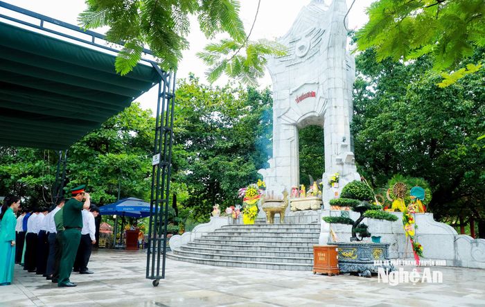 Đoàn đại biểu tỉnh Nghệ An thành kính tưởng niệm các Anh hùng liệt sĩ yên nghỉ tại Nghĩa trang Liệt sĩ Quốc gia Trường Sơn. Ảnh: Thành Duy