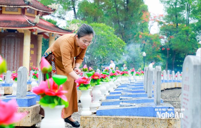 Phó Bí thư Tỉnh ủy, Chủ tịch Ủy ban MTTQ Việt Nam tỉnh Nghệ An Võ Thị Minh Sinh thắp hương tưởng niệm các Anh hùng liệt sĩ ở Nghĩa trang Liệt sĩ Quốc gia Trường Sơn. Ảnh: Thành Duy