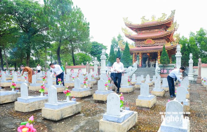 Các đồng chí Thường trực Tỉnh ủy thắp hương tại khu vực mộ các liệt sĩ quê Thái Bình (cũ) ở Nghĩa trang Liệt sĩ Quốc gia Đường 9. Ảnh: Thành Duy