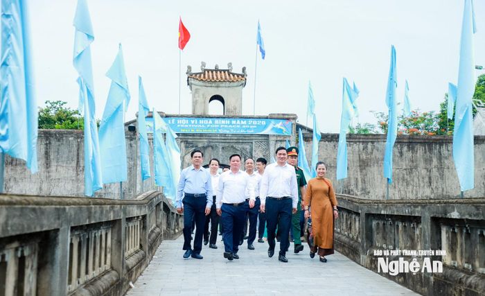 Các đồng chí lãnh đạo tỉnh về dâng hoa, dâng hương tại Thành cổ Quảng Trị. Ảnh: Thành Duy