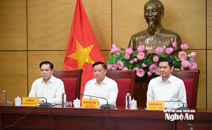 Các đồng chí: Nguyễn Khắc Thận - Ủy viên Trung ương Đảng, Bí thư Tỉnh ủy, Trưởng đoàn Đại biểu Quốc hội tỉnh; Hoàng Nghĩa Hiếu - Phó Bí thư Thường trực Tỉnh ủy, Chủ tịch HĐND tỉnh; Võ Trọng Hải - Phó Bí thư Tỉnh ủy, Chủ tịch UBND tỉnh dự hội nghị tại điểm cầu Nghệ An. Ảnh: Thành Cường