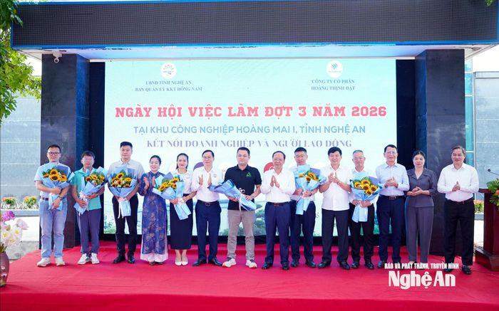 Lãnh đạo tỉnh và ban tổ chức tặng hoa cho các đơn vị, doanh nghiệp. Ảnh: Quang An