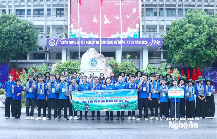 Ngay sau lễ xuất quân, một số đội hình tình nguyện của Trường Đại học Vinh đã lên đường đến các địa bàn được phân công để triển khai các hoạt động trong chiến dịch tình nguyện. Ảnh: Thanh Quỳnh