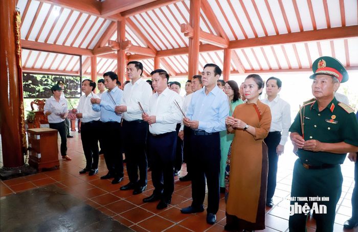 Đoàn đại biểu Tỉnh ủy, HĐND, UBND tỉnh Nghệ An tưởng niệm Chủ tịch Hồ Chí Minh tại Nhà tưởng niệm Người trong khuôn viên Nghĩa trang Liệt sĩ Quốc gia Trường Sơn. Ảnh: Thành Duy