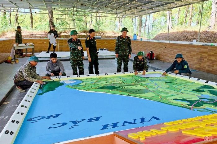 Ban CHQS xã Lộc Hà hoàn thiện sa bàn diễn tập.