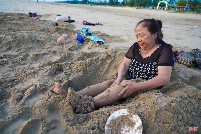 Khi mặt trời lên cao hơn, mọi người phủi cát, ngồi dậy và cùng nhau tập vài động tác thể dục rồi cùng xuống biển tắm.
