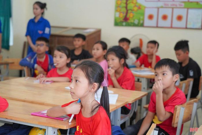 Trẻ em tại xã Sơn Hồng hào hứng tham gia lớp học tiếng Anh.