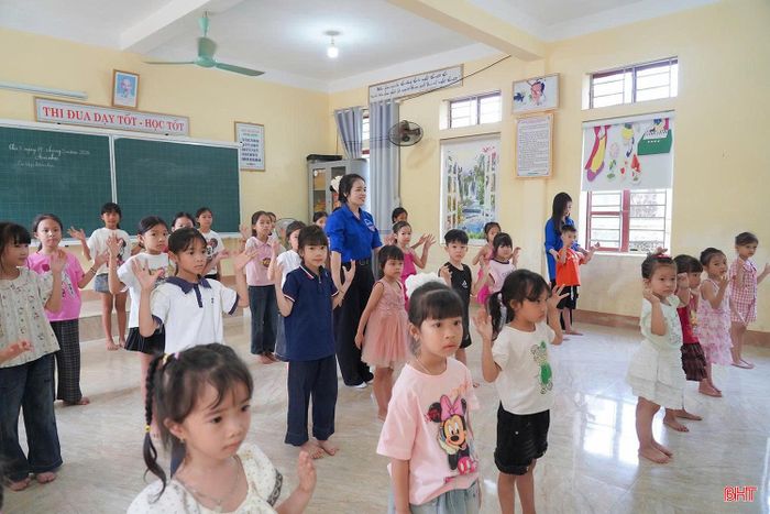 Lớp học múa do Đoàn xã Sơn Kim 2 tổ chức thu hút nhiều em nhỏ trên địa bàn tham gia.