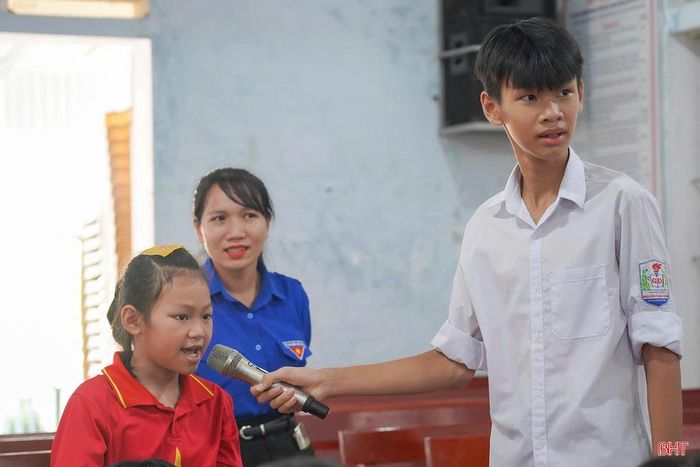 Tham gia lớp học tiếng Anh đã giúp trẻ em xã Sơn Hồng mạnh dạn, tự tin hơn trong giao tiếp.