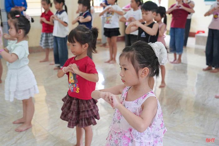 Trẻ em xã Sơn Kim 2 tích cực tham gia lớp học múa.
