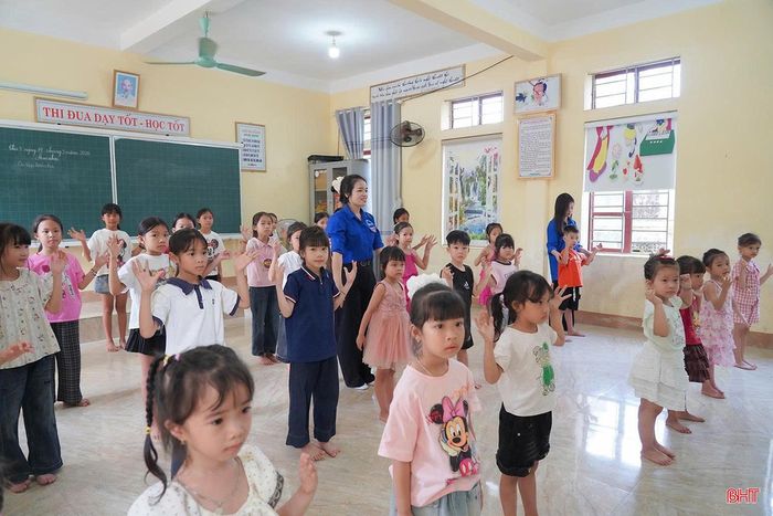 Lớp học múa do Đoàn xã Sơn Kim 2 tổ chức thu hút nhiều em nhỏ trên địa bàn tham gia.