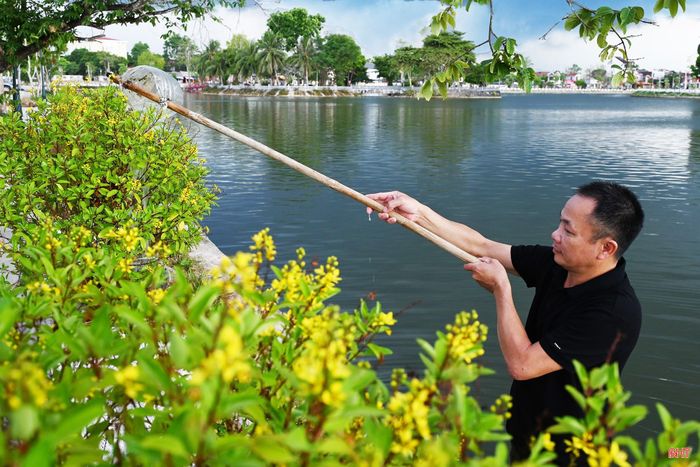 Ông Phan Chân Thức (thôn Trung Thịnh) chia sẻ: "Thấy nắng hạn khắc nghiệt khiến nhiều cây cảnh có nguy cơ khô héo nên tôi cùng một số hộ dân ven hồ tranh thủ tưới nước, nhổ cỏ, quét dọn vệ sinh. Chúng tôi chỉ mong góp một phần nhỏ để cây xanh phát triển, cảnh quan sạch đẹp hơn, bà con có không gian trong lành để tập thể dục, vui chơi".