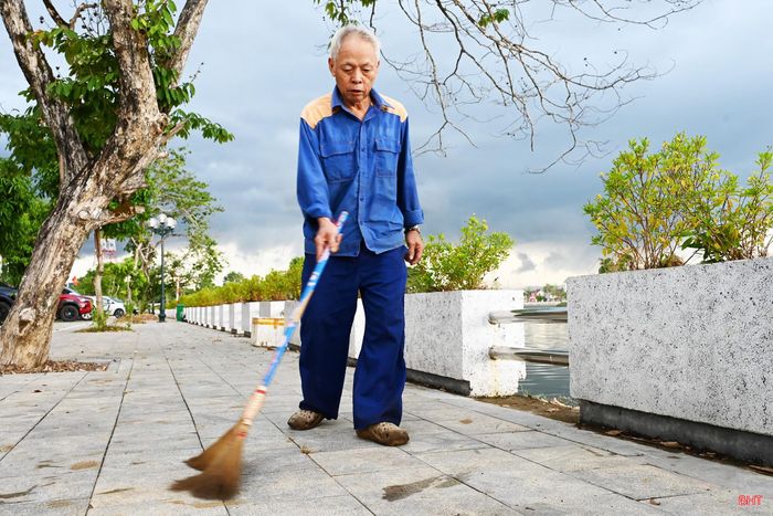 Những việc làm tự nguyện góp phần giữ cho khu vực hồ điều hòa sạch đẹp hơn mỗi ngày.