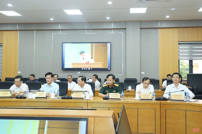Đại biểu theo dõi hội nghị tại điểm cầu Hà Tĩnh.