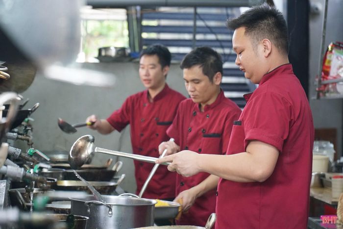 Ông Lê Anh Tuấn (bên trái) định hướng phát triển các dịch vụ du lịch gắn với ẩm thực tại Thiên Cầm.