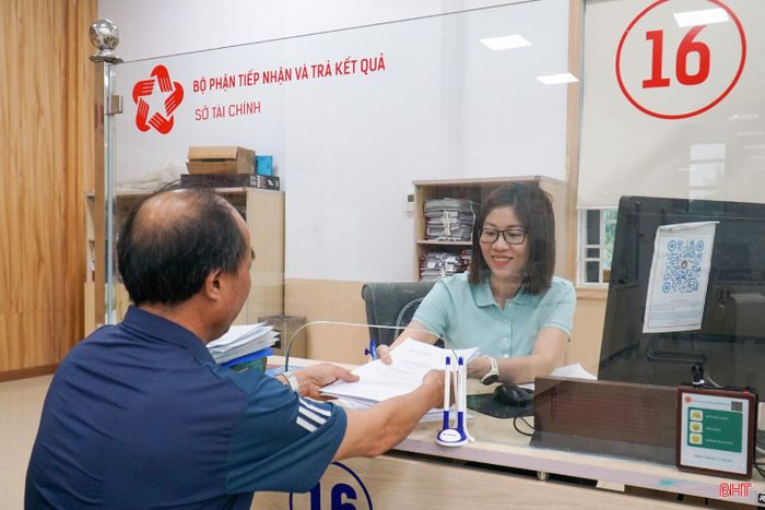 Cán bộ Trung tâm Phục vụ hành chính công tỉnh Hà Tĩnh hỗ trợ người dân, doanh nghiệp thực hiện thủ tục đăng ký doanh nghiệp.