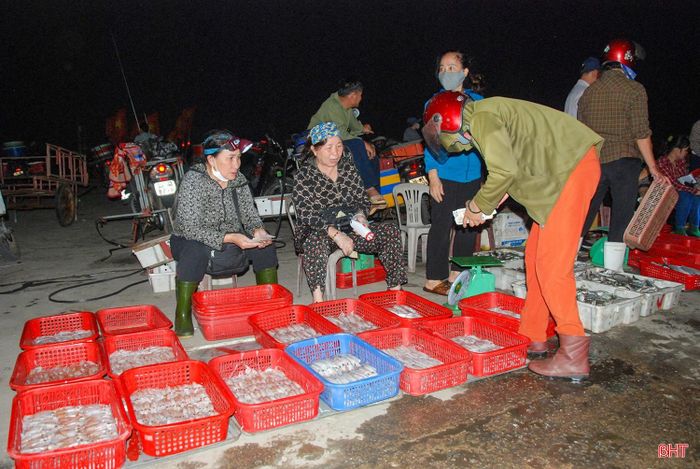 Khai thác ven bờ thường cho sản lượng rất thấp.