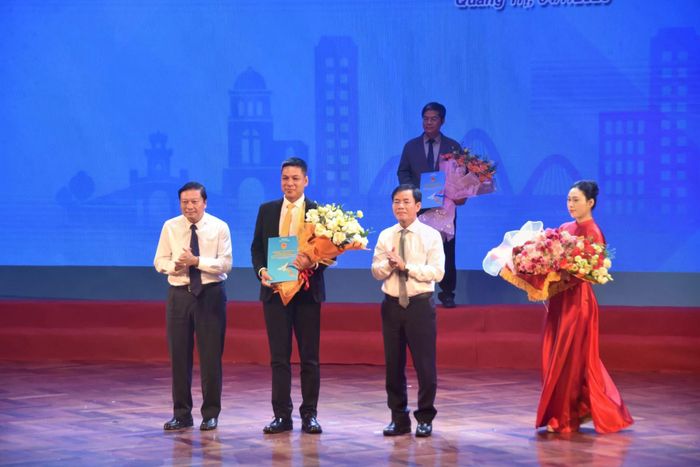Lãnh đạo tỉnh Quảng Trị trao quyết định chấp thuận chủ trương đầu tư, giấy chứng nhận đăng ký đầu tư và chấp thuận nghiên cứu dự án đầu tư cho các nhà đầu tư - Ảnh: Đ.V