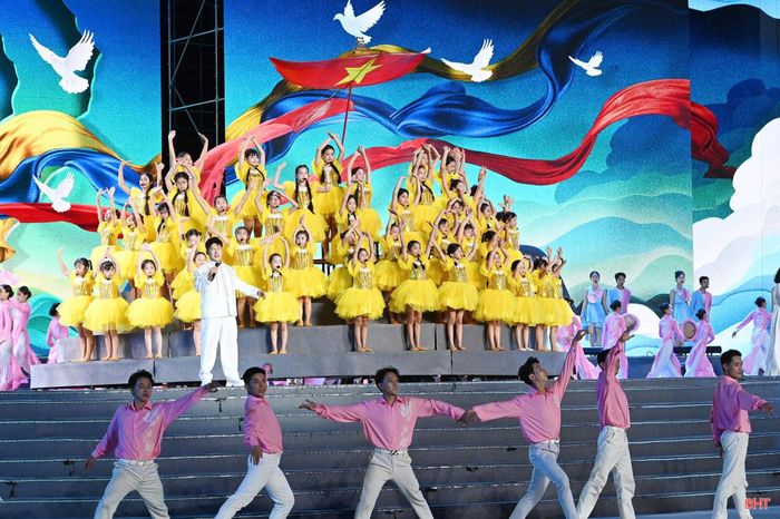 Chương trình nghệ thuật tại lễ khai mạc.