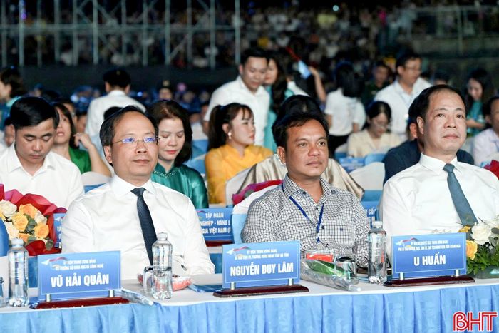 Đồng chí Nguyễn Duy Lâm - Ủy viên Trung ương Đảng, Bí thư Tỉnh ủy, Trưởng đoàn ĐBQH tỉnh Hà Tĩnh và đại biểu dự lễ khai mạc.