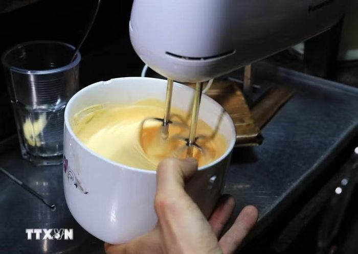 Càphê trứng, thức uống đặc sản của Hà Nội là sự hòa quyện hoàn hảo giữa vị đậm của càphê cùng vị béo ngậy của lòng đỏ trứng gà được đánh bông, đây là món đồ uống thực sự hấp dẫn du khách khi đến Thủ đô. (Ảnh: Lâm Khánh/TTXVN)