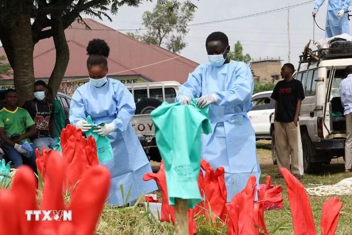 Nhân viên y tế tiến hành khử trùng tại trung tâm điều trị Ebola ở Rwampara, CHDC Congo. (Ảnh: THX/TTXVN)