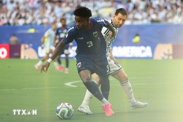 Pha tranh bóng giữa tiền đạo Lionel Messi (số 10) của Argentina với hậu vệ Diney Borges (số 3) của tuyển Cape Verde. (Ảnh: AFP/TTXVN)