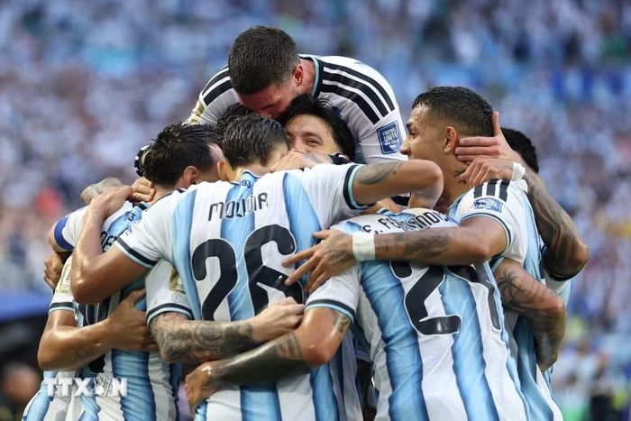Niềm vui của cầu thủ Argentina sau pha lập công của Messi. (Ảnh: AFP/TTXVN)