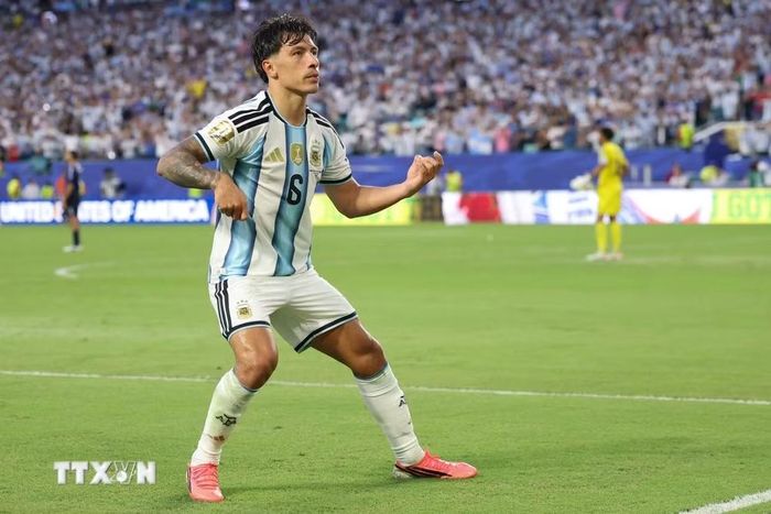 Lisandro ăn mừng sau khi lập công. (Ảnh: AFP/TTXVN)