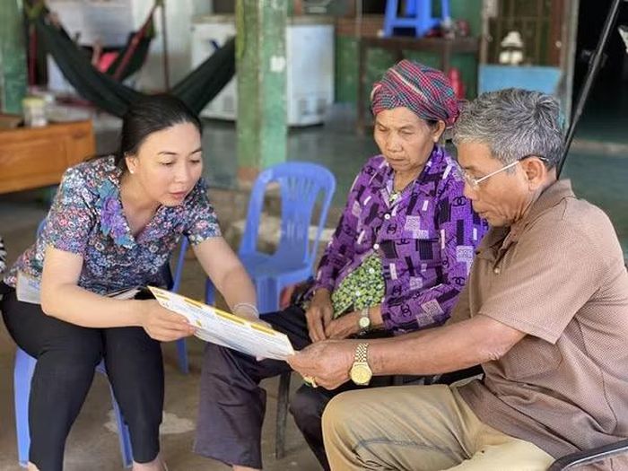 Đối với những người hưởng vẫn giữ thói quen nhận bằng tiền mặt, Bảo hiểm xã hội các địa phương đã chủ động phối hợp với các tổ chức hỗ trợ chi trả để chuẩn bị đầy đủ nguồn nhân lực, trang thiết bị và địa điểm thuận lợi. (Ảnh: Vietnam+)