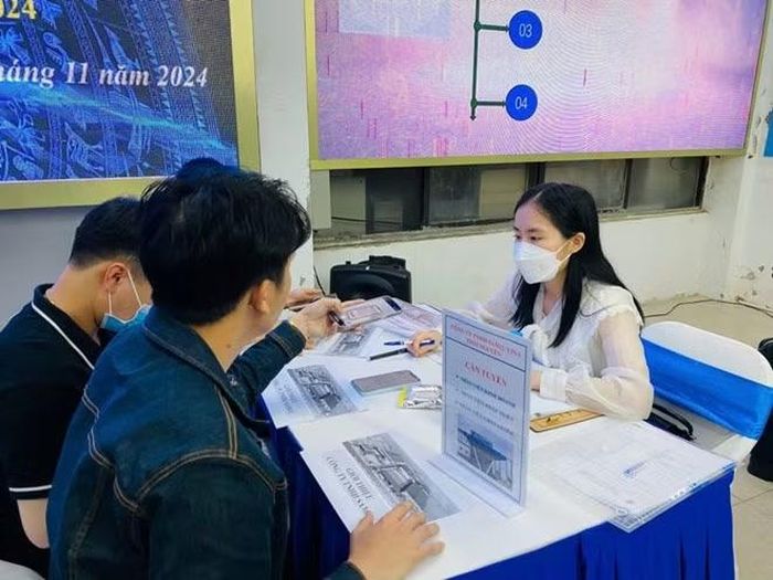 Hơn 3,55 triệu người hưởng lương hưu và trợ cấp nhận mức hưởng mới, với tăng trưởng 8%, đảm bảo quyền lợi an sinh xã hội tốt hơn. (Ảnh: Vietnam+)