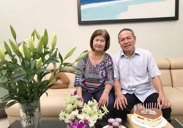 Ông Đỗ Tâm Thư và bà Lê Thị Cúc (phường Thảo Điền, TP. Hồ Chí Minh) vui mừng khi nhận lương hưu tăng theo mức mới qua tài khoản ngân hàng ngay trong ngày 1/7/2026. (Ảnh do nhân vật cung cấp)