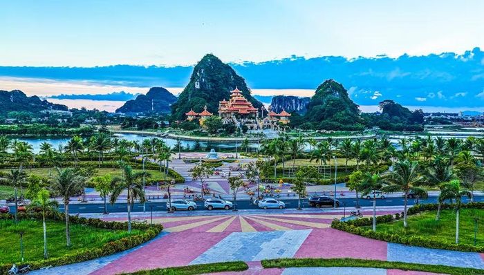 Danh thắng Ngũ Hành Sơn là một trong những điểm nhấn cảnh quan tạo nên sức hút đặc biệt cho dải đô thị phía Nam. (Ảnh: Ánh Dương)