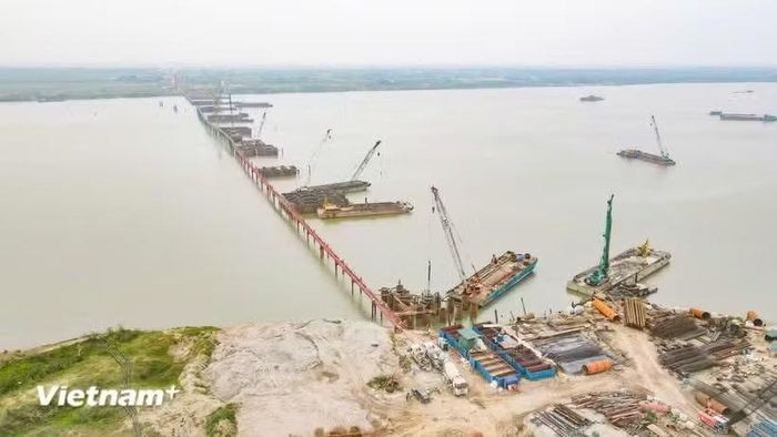 Dự án cầu Hồng Hà đang được các nhà thầu với 30 mũi thi công. (Ảnh: Việt Hùng/Vietnam+)