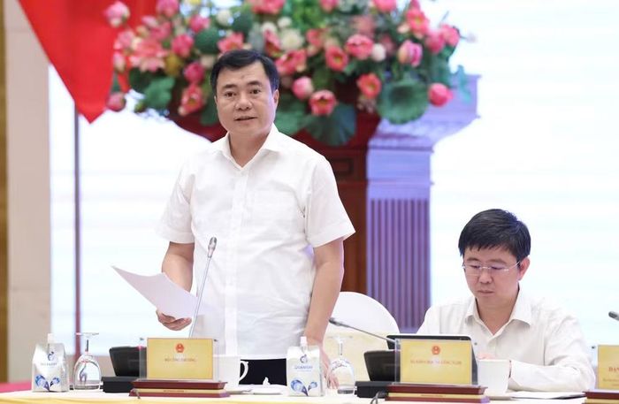Thứ trưởng Bộ Công Thương Nguyễn Sinh Nhật Tân thông tin tại buổi họp báo. (Ảnh: Vietnam+)