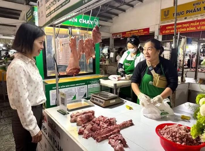 Dù giá xăng dầu đã giảm nhưng nhiều mặt hàng thực phẩm vẫn neo ở mức cao. (Nguồn: TTXVN)