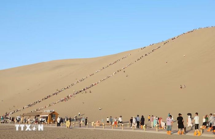 Minh Sa Sơn kéo dài hơn 40 km theo hướng Đông - Tây, rộng khoảng 20 km theo hướng Bắc - Nam, với đỉnh cao nhất đạt 1.715 m. (Ảnh: Công Tuyên/TTXVN)