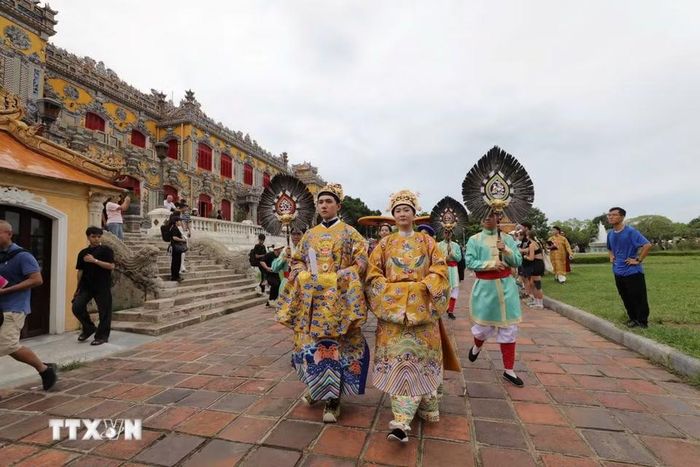 Quảng diễn qua các điểm di tích tiêu biểu như Điện Kiến Trung, cung Trường Sanh, Trường Lang, Ngọ Môn... (Ảnh: Mai Trang/TTXVN)