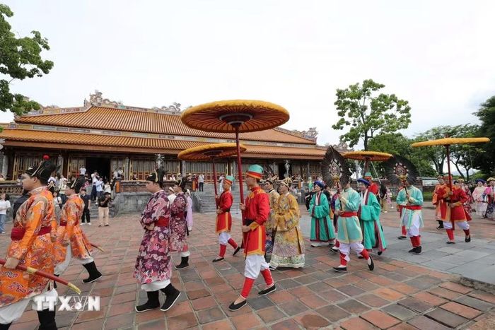 Quảng diễn qua các điểm di tích tiêu biểu như Điện Kiến Trung, cung Trường Sanh, Trường Lang, Ngọ Môn... (Ảnh: Mai Trang/TTXVN)