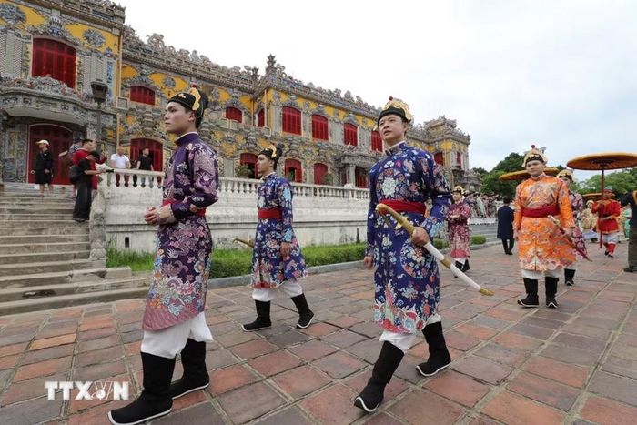 Tái hiện đoàn Ngự giá triều Nguyễn uy nghiêm tại Hoàng thành Huế. (Ảnh: Mai Trang/TTXVN)