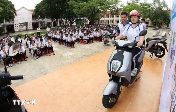 Hướng dẫn kỹ năng lái xe gắn máy an toàn cho học sinh Trung học phổ thông. (Ảnh: Duy Khương/TTXVN)