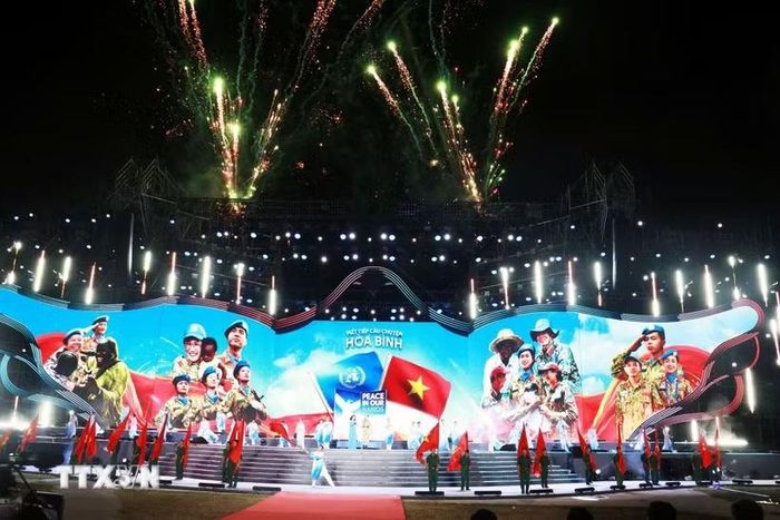 Chương trình văn nghệ trong đêm khai mạc. (Ảnh: Tường Vi/TTXVN)