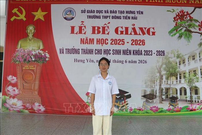 Em Trần Thị Bích Ngọc xuất sắc là 1 trong 2 thí sinh của cả nước giành điểm 10 bài thi môn Giáo dục Kinh tế và Pháp luật.