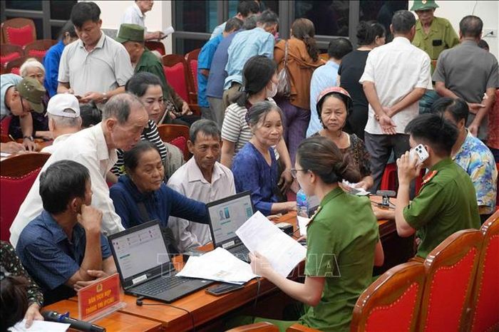 Cán bộ Công an hướng dẫn thân nhân liệt sĩ đối chiếu thông tin, hoàn thiện hồ sơ trước khi lấy mẫu ADN.
