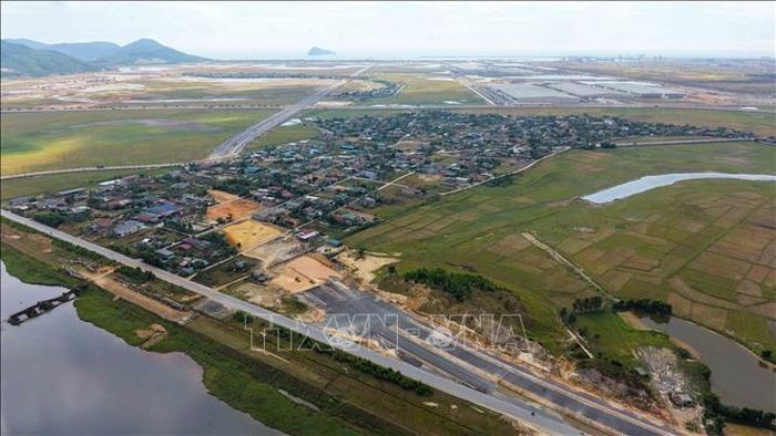Công trường Dự án đường trục chính trung tâm nối Quốc lộ 1A tuyến tránh đến cụm cảng nước sâu Vũng Áng - Sơn Dương được đẩy nhanh tiến độ.