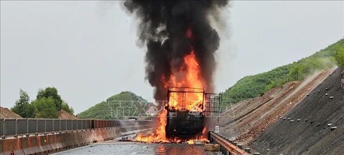 Hiện trường cháy xe ô tô tải trên tuyến cao tốc Vạn Ninh – Cam Lộ, đoạn qua địa bàn xã Kim Ngân (Quảng Trị). Ảnh: TTXVN phát
