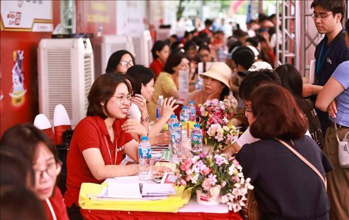 Tại gian tư vấn của các cơ sở đào tạo đại học, cao đẳng, thí sinh và phụ huynh cũng được cung cấp những thông tin thiết thực, quan trọng liên quan trực tiếp đến việc lựa chọn nguyện vọng vào các ngành, trường. Ảnh: Thanh Tùng/TTXVN