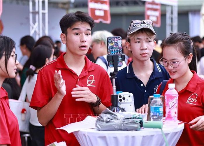 Ứng dụng livestream trong ngày hội tại nhiều gian tư vấn để hỗ trợ cung cấp thông tin, giải đáp thắc mắc của thí sinh ở xa không tới dự được. Ảnh: Thanh Tùng/TTXVN